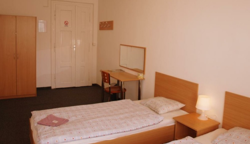 Penzion Village Karlovy Vary - Dvoulůžkový pokoj se společnou koupelnou